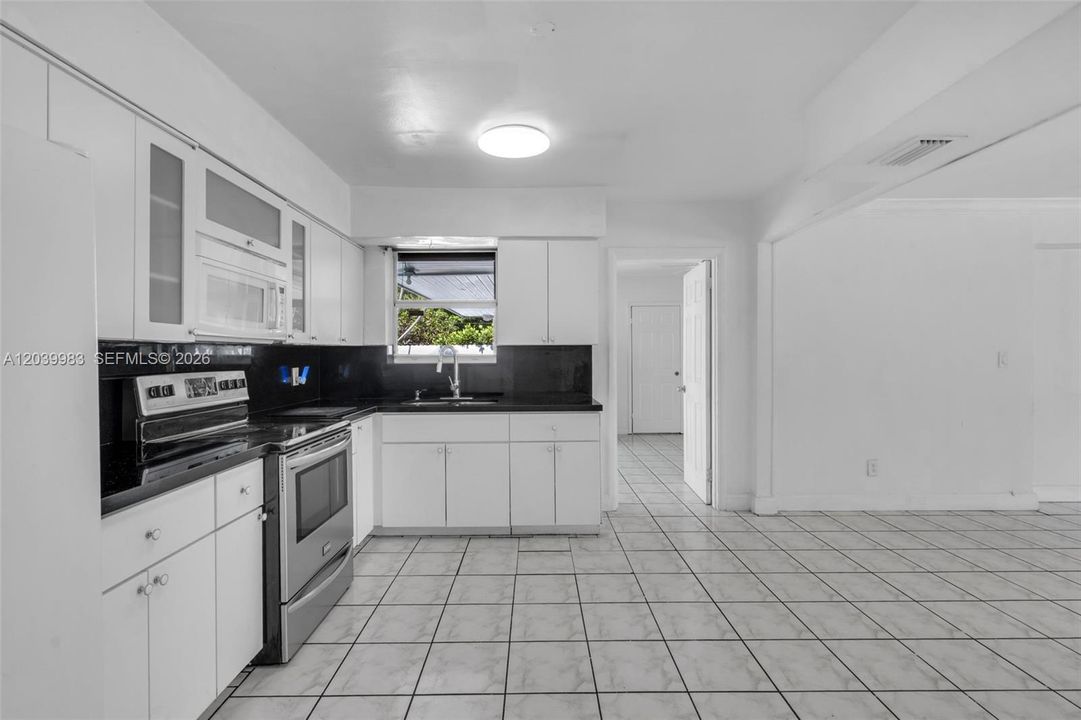 En Venta: $810,000 (3 camas, 3 baños, 2447 Pies cuadrados)