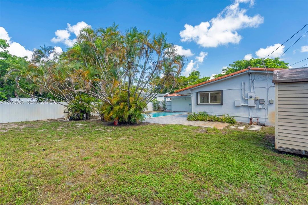 En Venta: $810,000 (3 camas, 3 baños, 2447 Pies cuadrados)