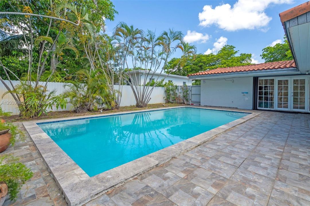 En Venta: $810,000 (3 camas, 3 baños, 2447 Pies cuadrados)