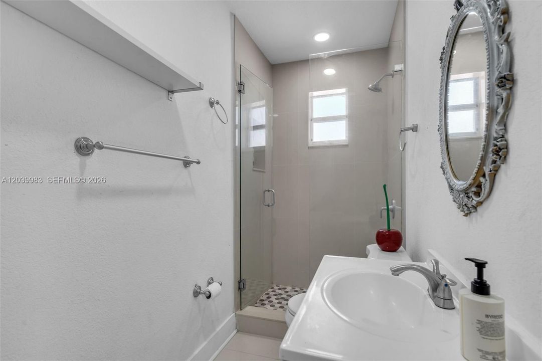 En Venta: $810,000 (3 camas, 3 baños, 2447 Pies cuadrados)
