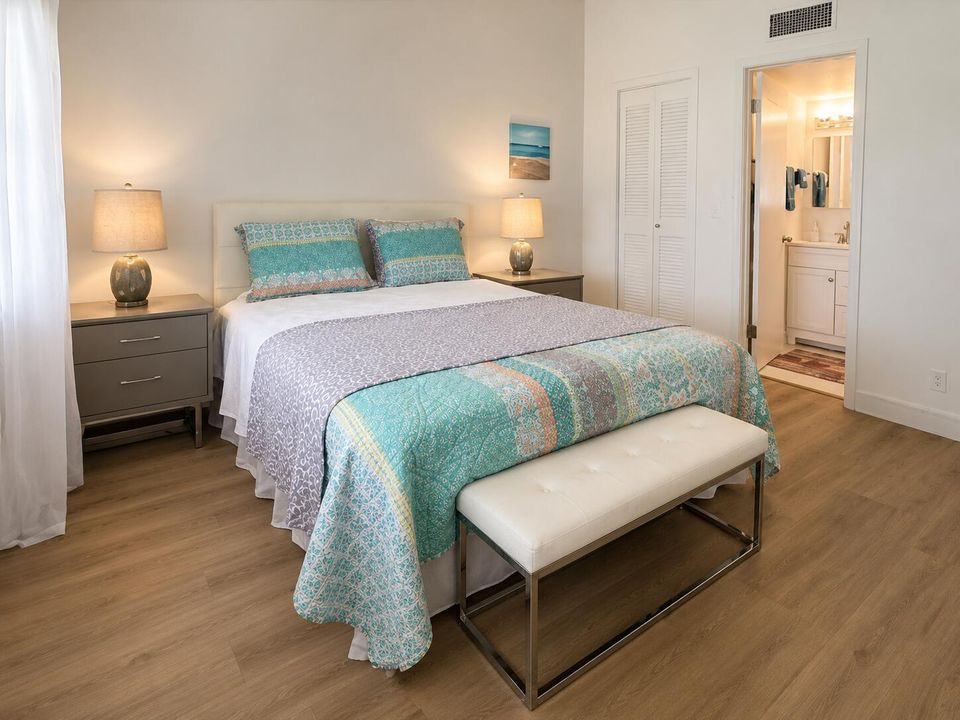 6_Bedroom_with_en_suite_bathroom