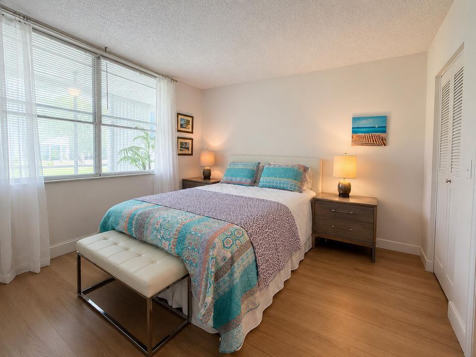 7_Bedroom_windows_overlook_lanai_and_gar