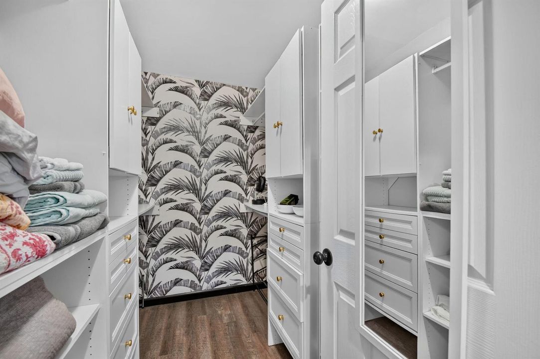 Walkin Closet w/ Builtins
