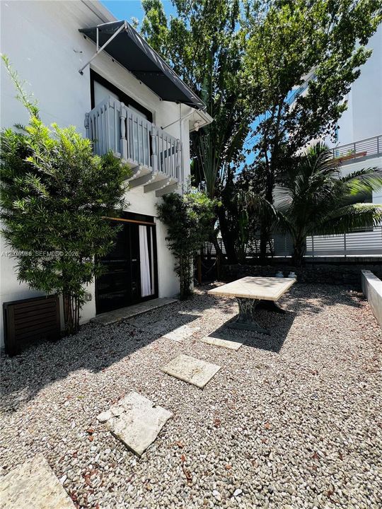 出租: $3,750 (2 贝兹, 1 浴室, 1050 平方英尺)