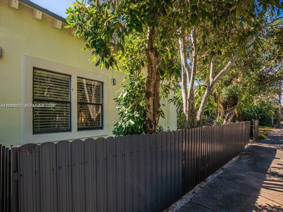 For Rent: $3,600 (3 beds, 3 baths, 1056 Square Feet)