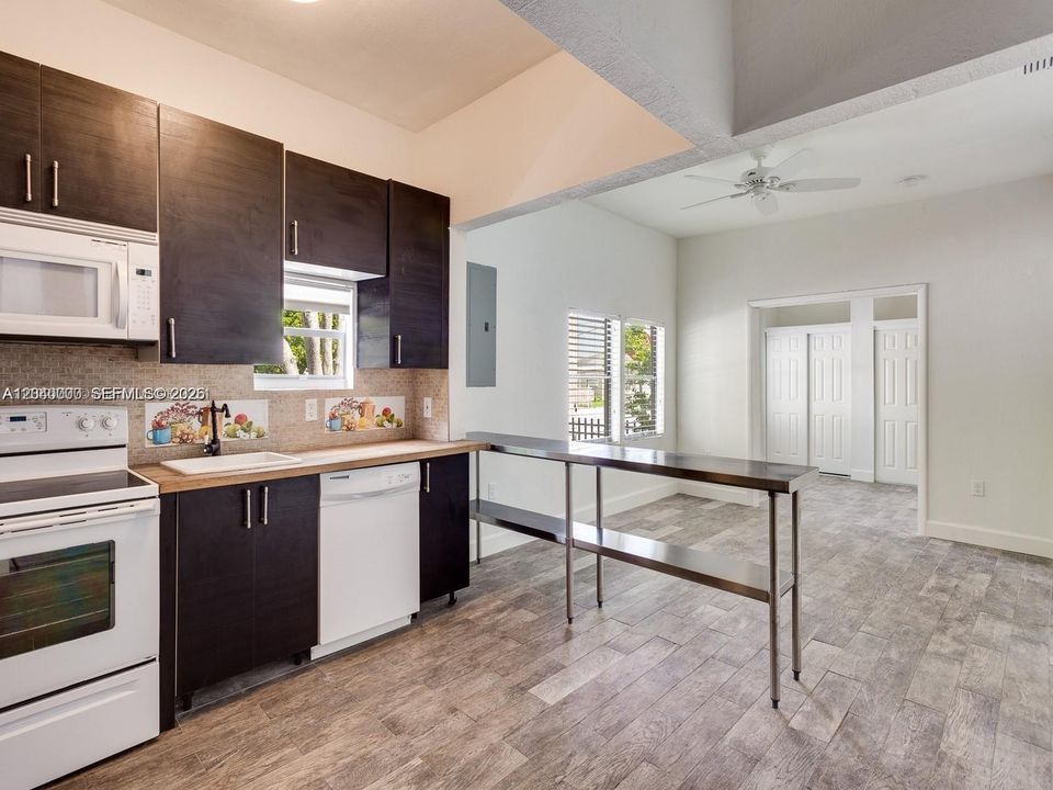 For Rent: $3,600 (3 beds, 3 baths, 1056 Square Feet)