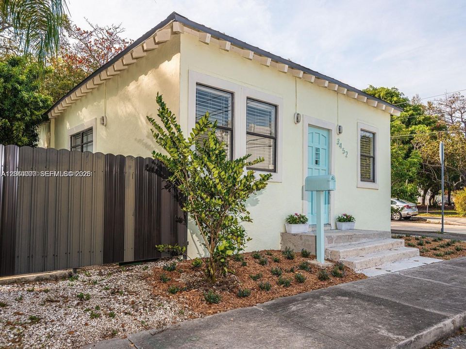 For Rent: $3,600 (3 beds, 3 baths, 1056 Square Feet)
