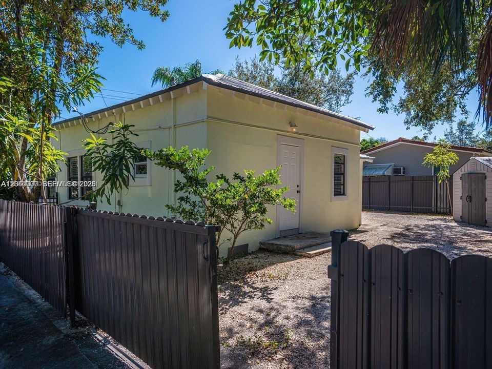 For Rent: $3,600 (3 beds, 3 baths, 1056 Square Feet)
