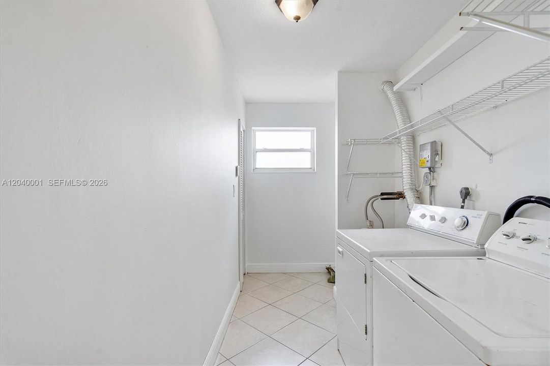For Rent: $2,150 (1 beds, 1 baths, 1125 Square Feet)