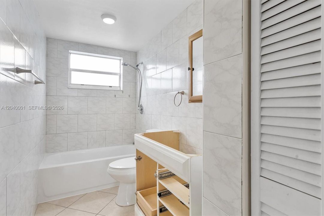For Rent: $2,150 (1 beds, 1 baths, 1125 Square Feet)