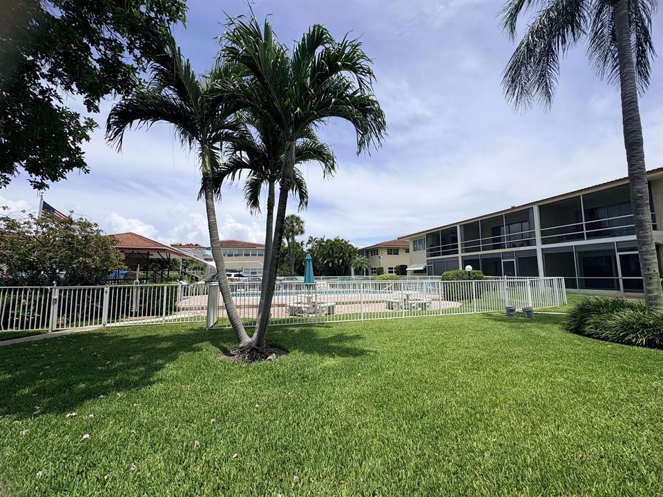 VIewStepstotheCourtyardPool