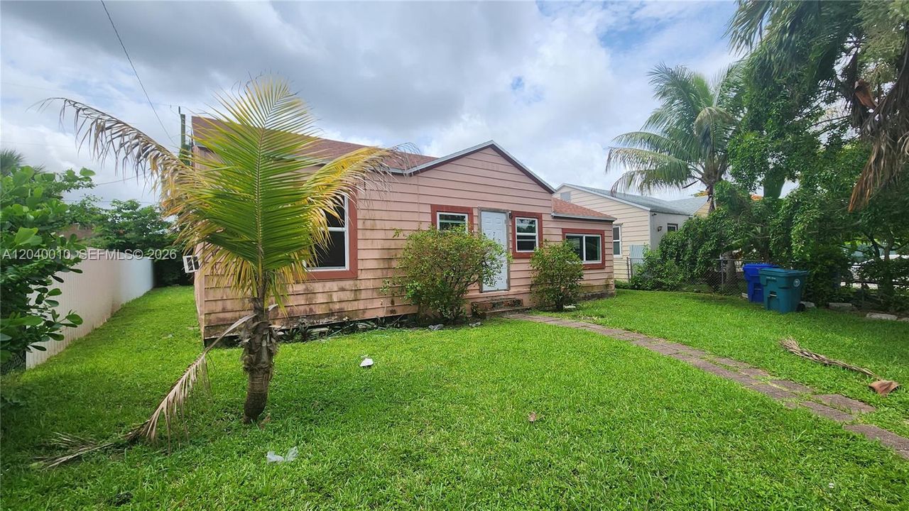 For Sale: $320,000 (2 beds, 1 baths, 994 Square Feet)
