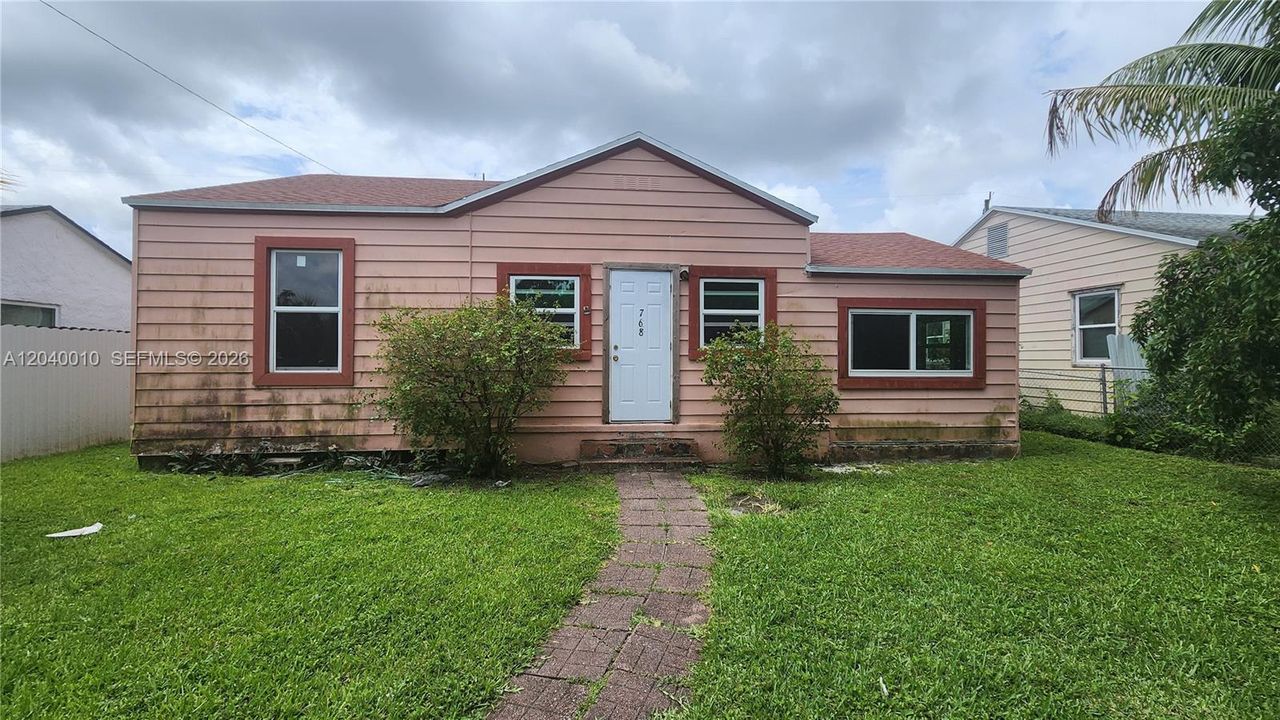 For Sale: $320,000 (2 beds, 1 baths, 994 Square Feet)