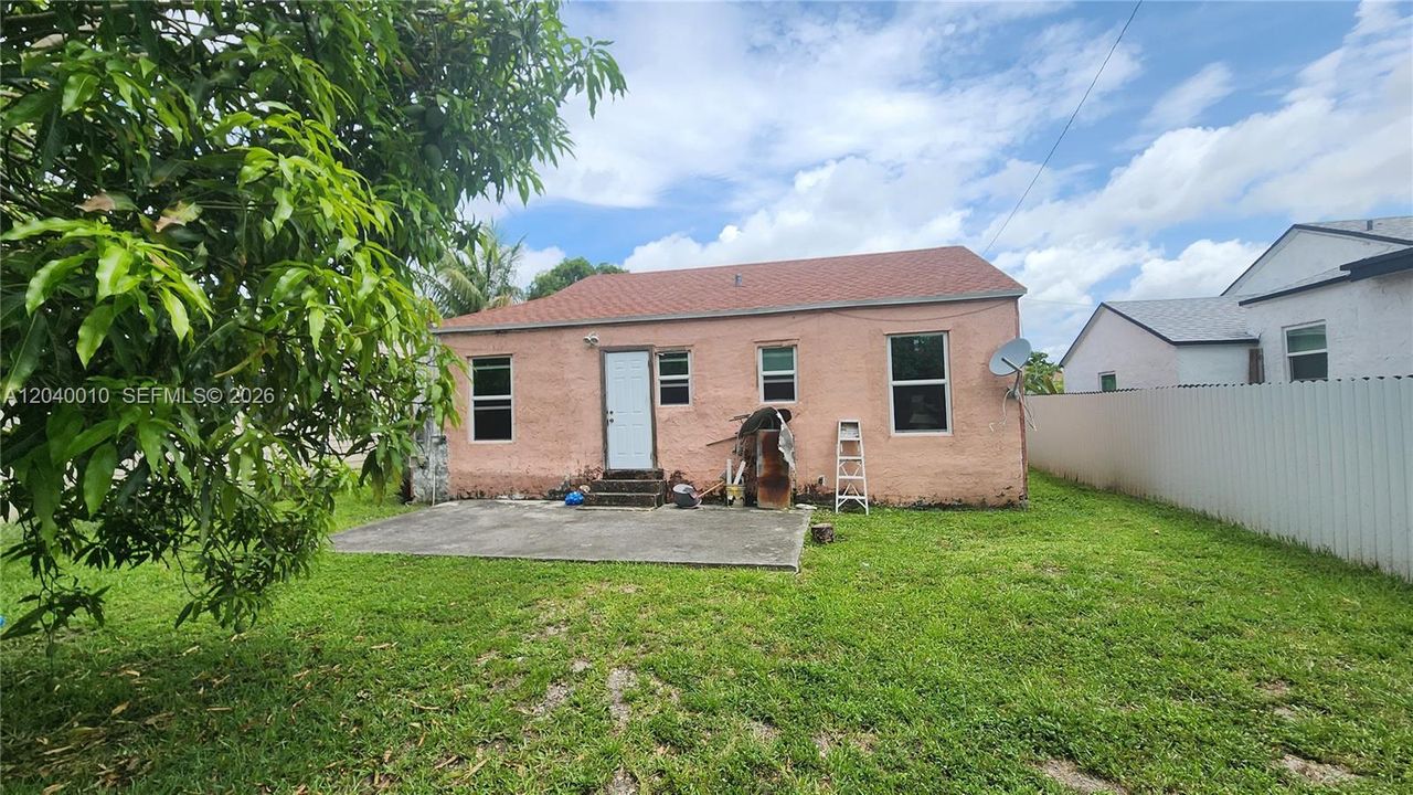 For Sale: $320,000 (2 beds, 1 baths, 994 Square Feet)