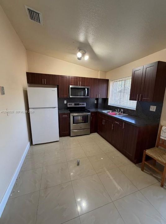For Rent: $2,550 (3 beds, 2 baths, 1427 Square Feet)