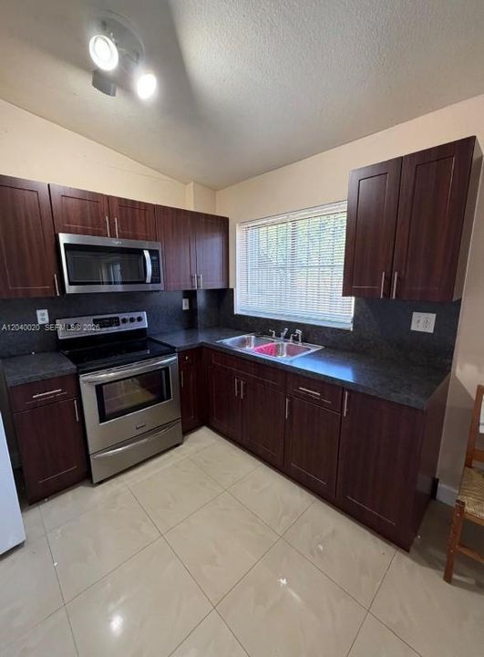 For Rent: $2,550 (3 beds, 2 baths, 1427 Square Feet)