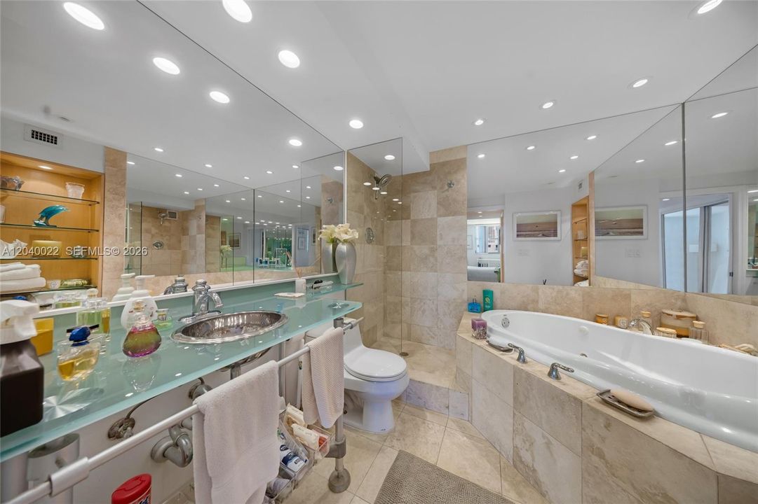 For Sale: $545,000 (1 beds, 1 baths, 654 Square Feet)