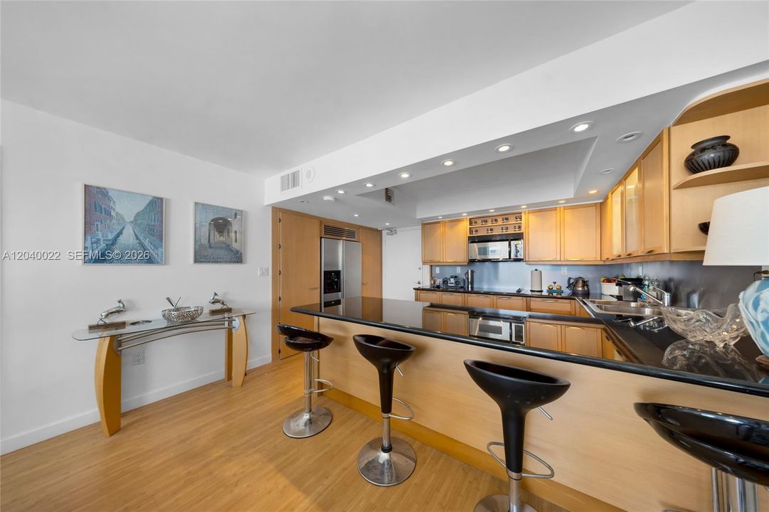 For Sale: $545,000 (1 beds, 1 baths, 654 Square Feet)