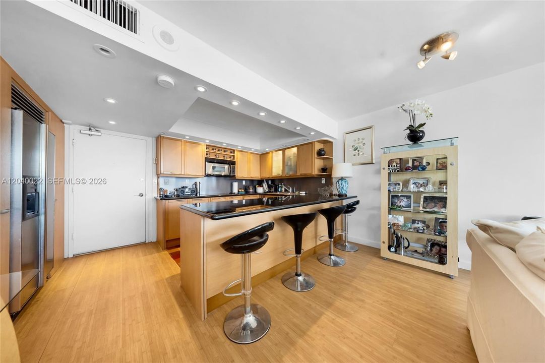For Sale: $545,000 (1 beds, 1 baths, 654 Square Feet)