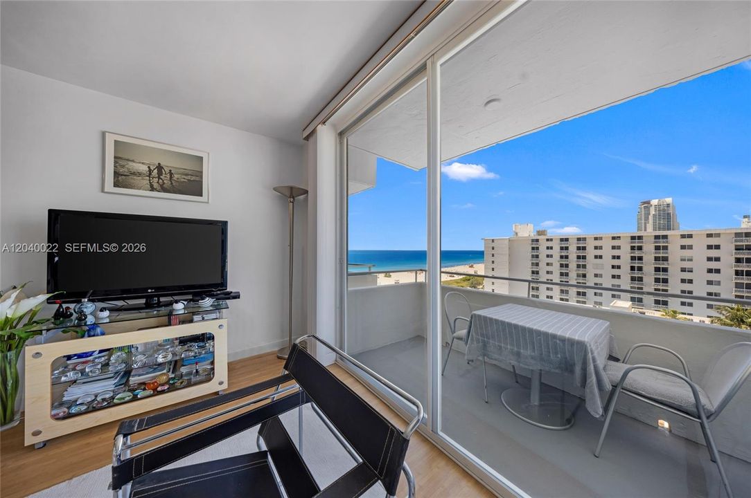 For Sale: $545,000 (1 beds, 1 baths, 654 Square Feet)