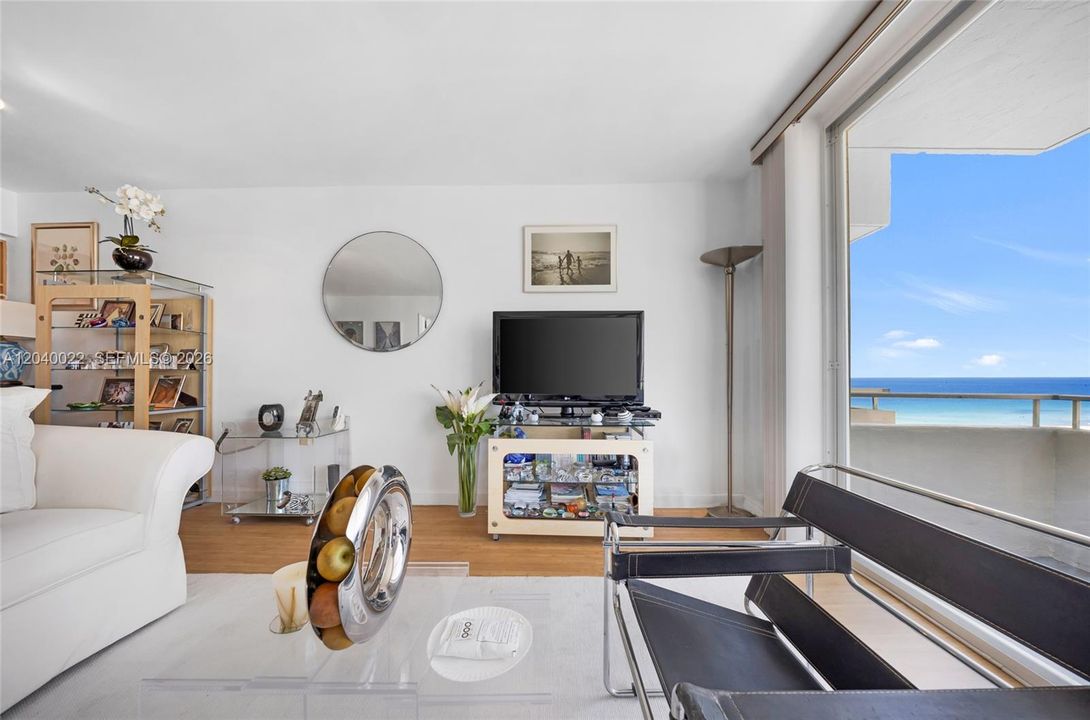 For Sale: $545,000 (1 beds, 1 baths, 654 Square Feet)
