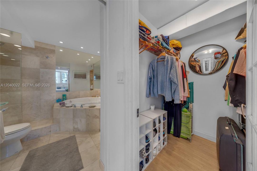 For Sale: $545,000 (1 beds, 1 baths, 654 Square Feet)
