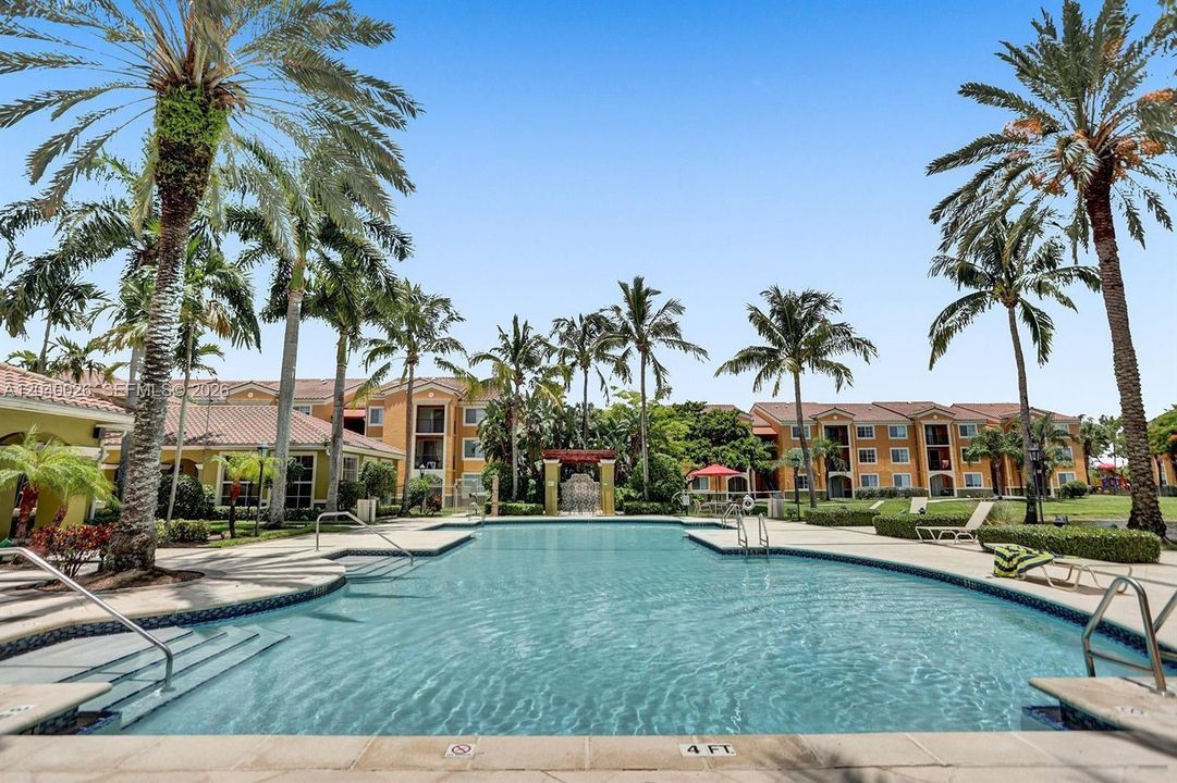 For Rent: $2,350 (2 beds, 2 baths, 977 Square Feet)