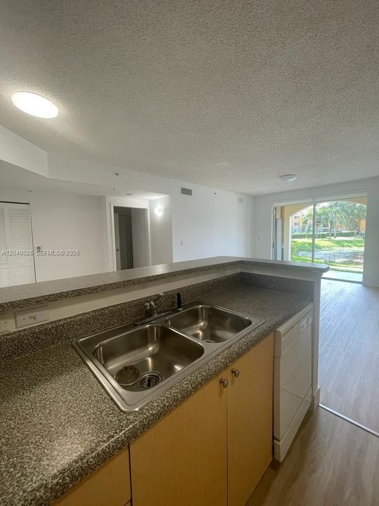 For Rent: $2,350 (2 beds, 2 baths, 977 Square Feet)