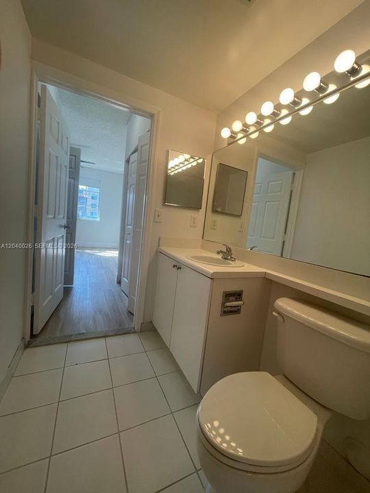 For Rent: $2,350 (2 beds, 2 baths, 977 Square Feet)