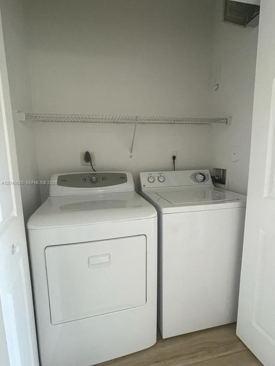 For Rent: $2,350 (2 beds, 2 baths, 977 Square Feet)