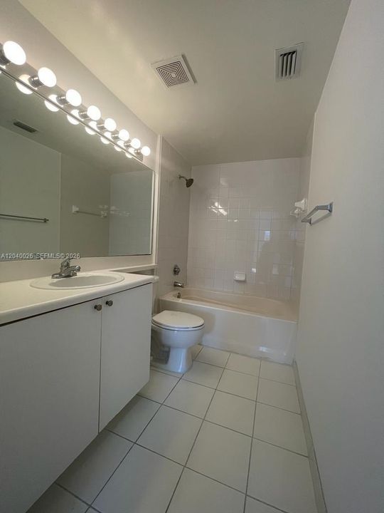 For Rent: $2,350 (2 beds, 2 baths, 977 Square Feet)