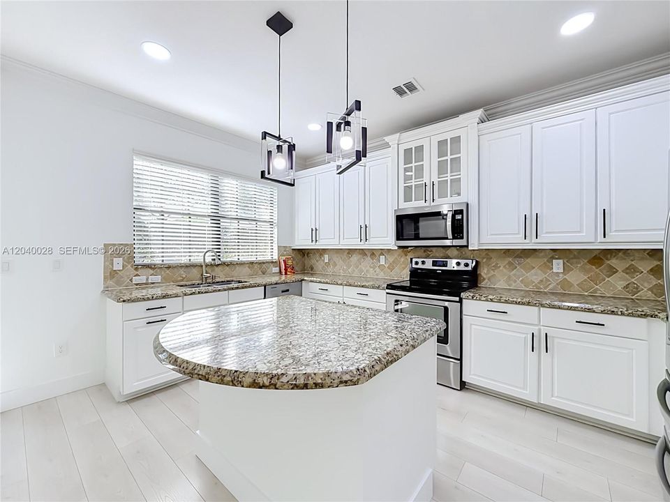 En Venta: $649,900 (4 camas, 2 baños, 1839 Pies cuadrados)