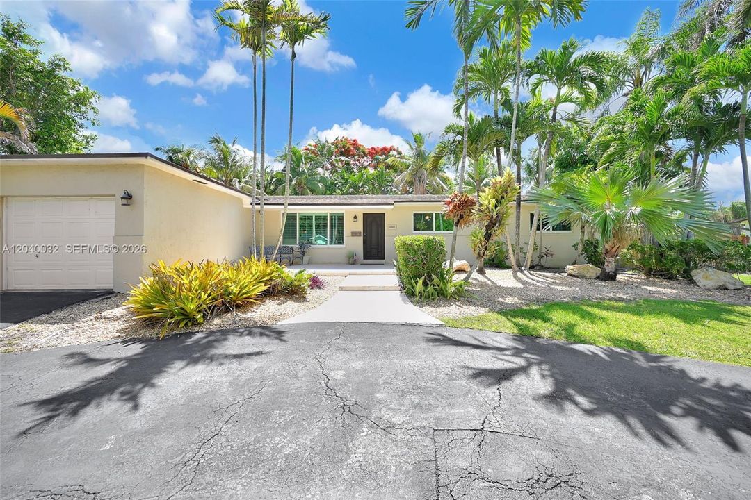 For Sale: $1,199,000 (3 beds, 2 baths, 2335 Square Feet)