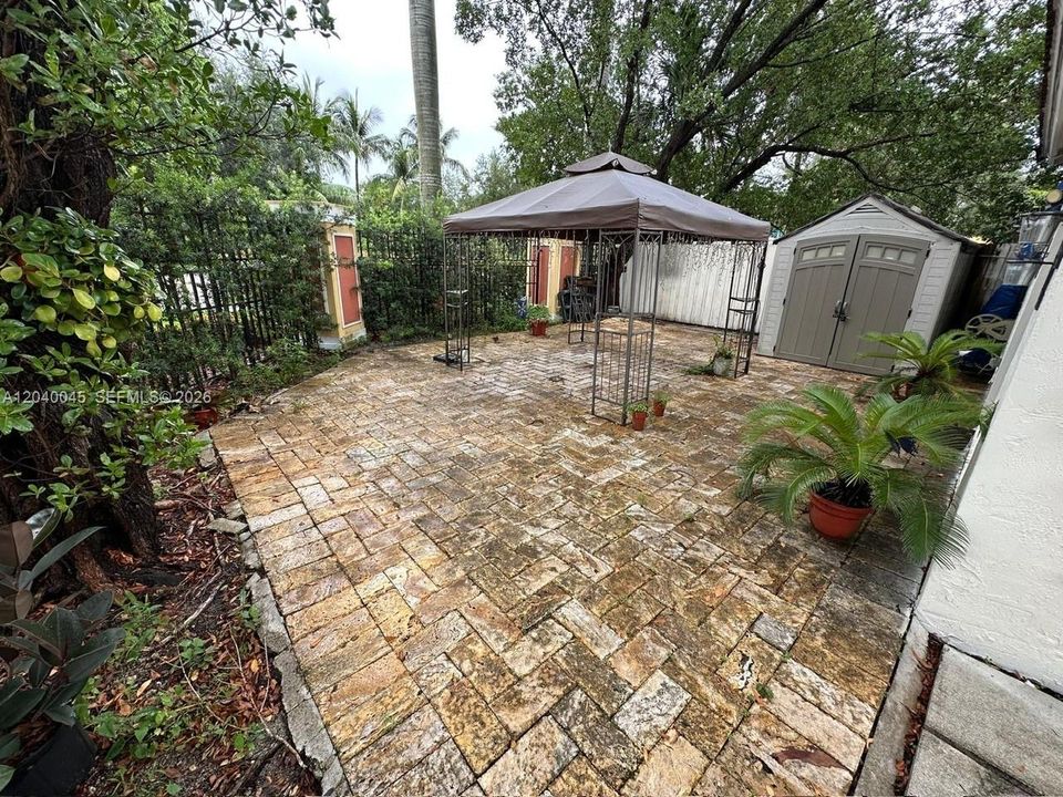 For Rent: $2,000 (2 beds, 2 baths, 1046 Square Feet)