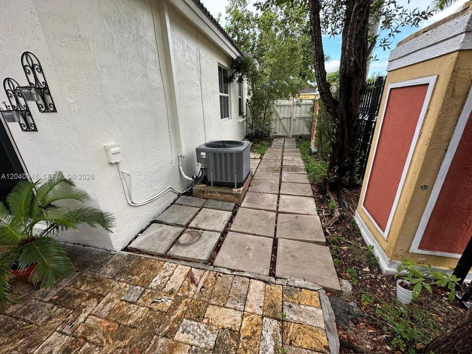 For Rent: $2,000 (2 beds, 2 baths, 1046 Square Feet)