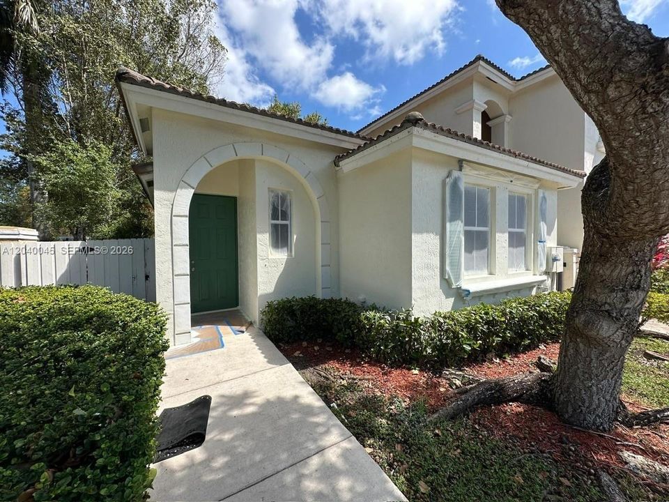 For Rent: $2,000 (2 beds, 2 baths, 1046 Square Feet)