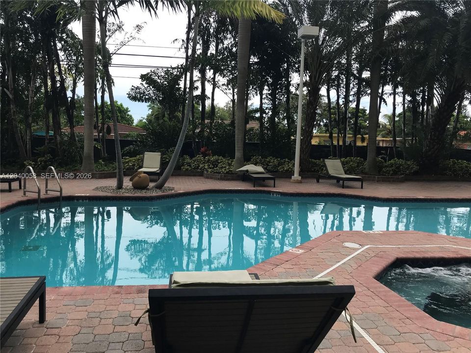 For Rent: $2,800 (2 beds, 2 baths, 917 Square Feet)