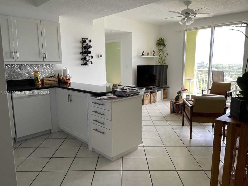 For Rent: $2,800 (2 beds, 2 baths, 917 Square Feet)