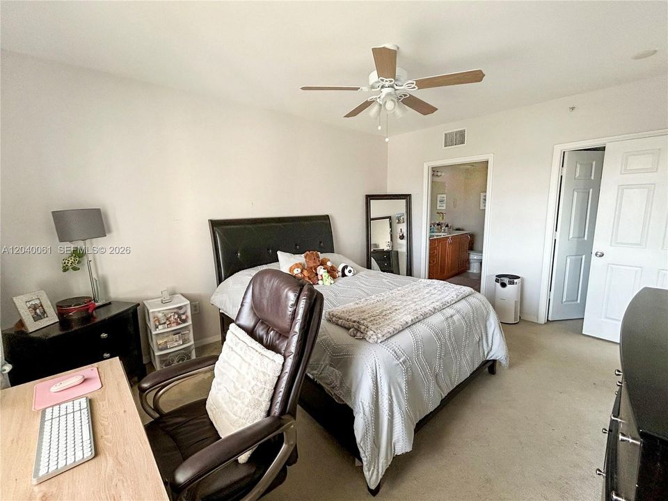 For Sale: $249,000 (2 beds, 2 baths, 1071 Square Feet)
