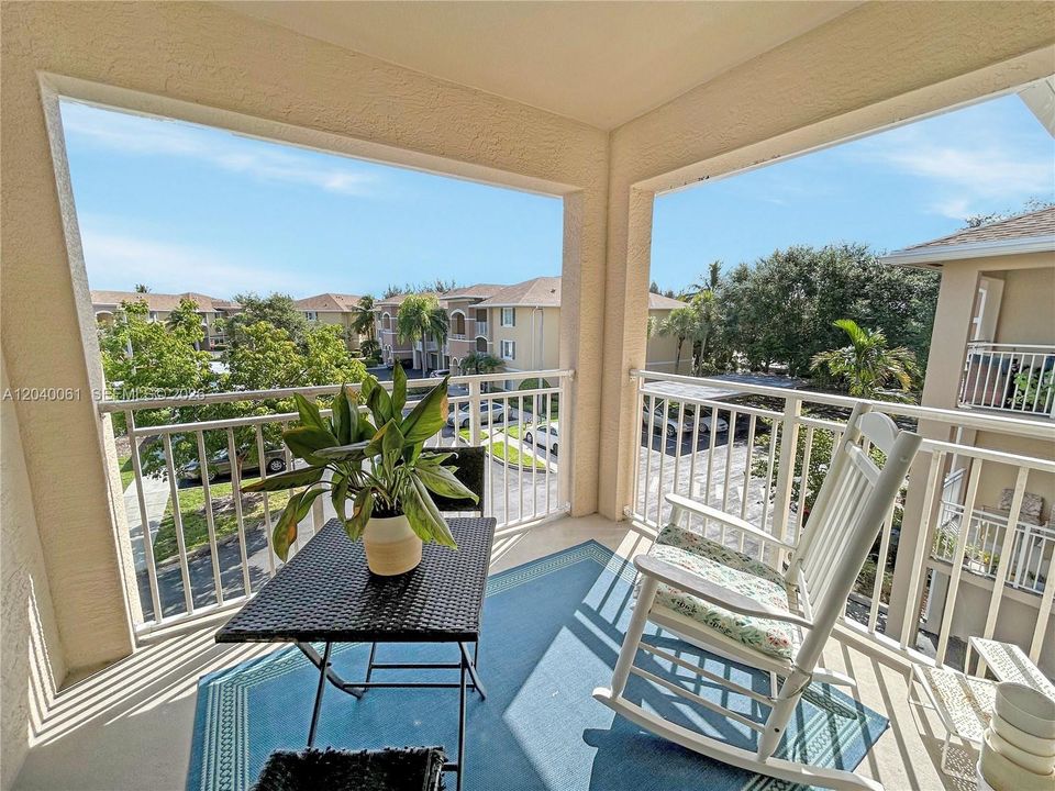 For Sale: $249,000 (2 beds, 2 baths, 1071 Square Feet)