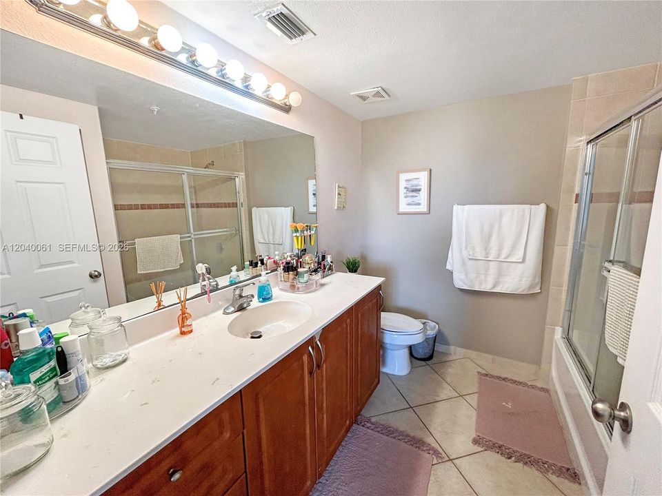 For Sale: $249,000 (2 beds, 2 baths, 1071 Square Feet)