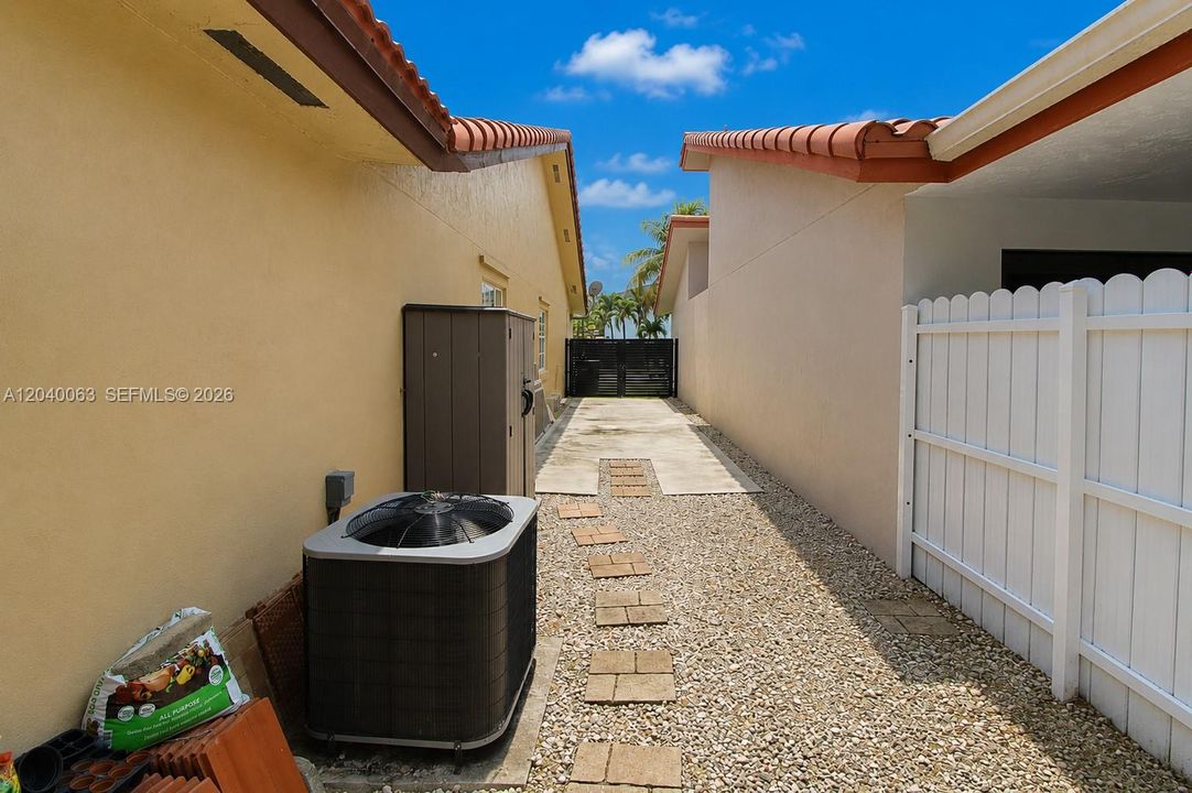 For Sale: $675,000 (4 beds, 2 baths, 1693 Square Feet)