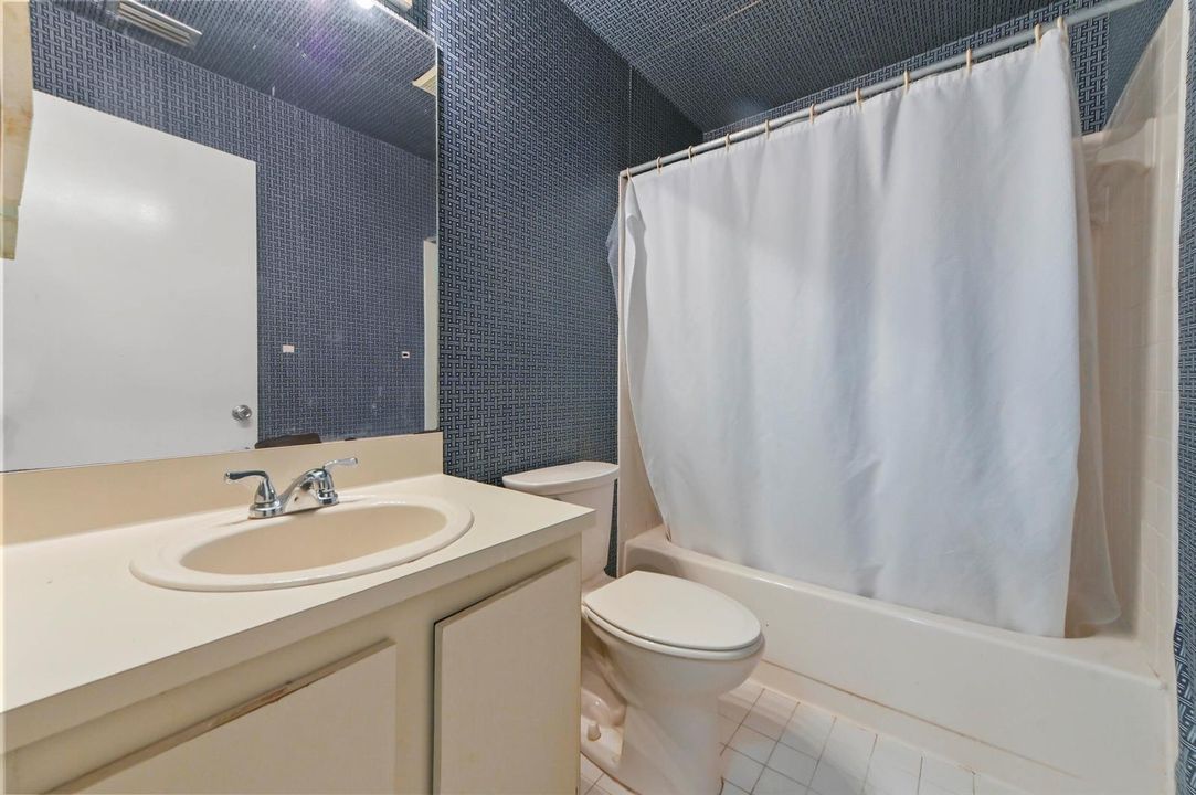 09 Bathroom 01