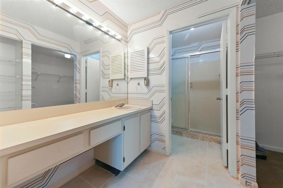 19 Bathroom 02