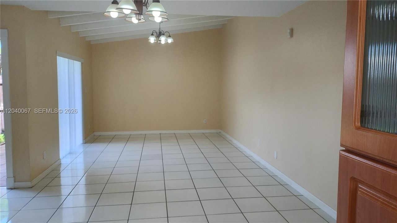 出租: $3,000 (3 贝兹, 2 浴室, 1365 平方英尺)