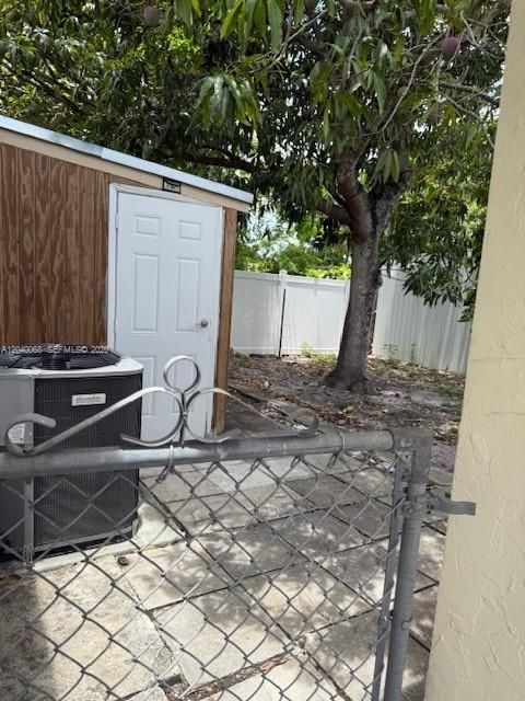 For Rent: $1,300 (1 beds, 1 baths, 1452 Square Feet)
