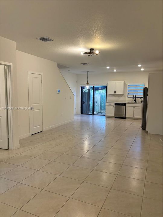 For Rent: $2,550 (3 beds, 3 baths, 1376 Square Feet)