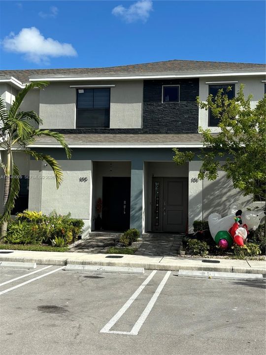 For Rent: $2,550 (3 beds, 3 baths, 1376 Square Feet)