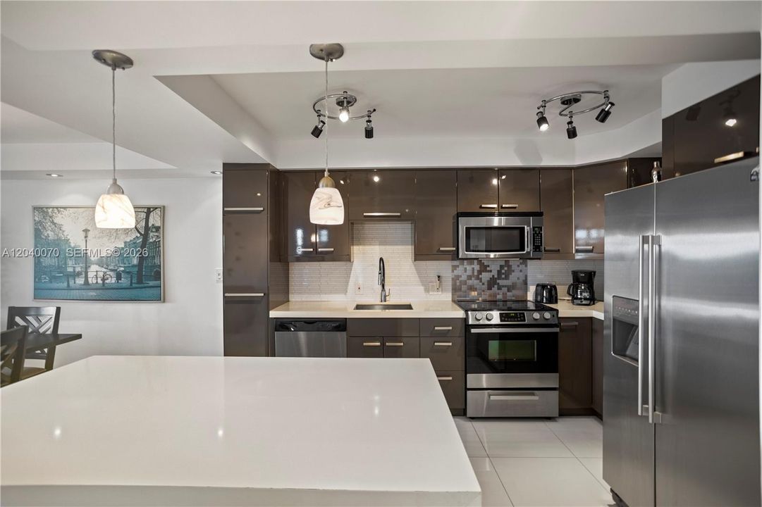 На продажу: $349,900 (3 спален, 2 ванн, 1390 Квадратных фут)