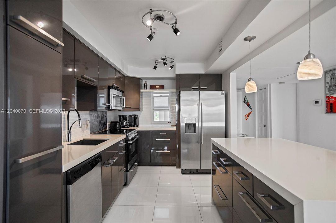 На продажу: $349,900 (3 спален, 2 ванн, 1390 Квадратных фут)